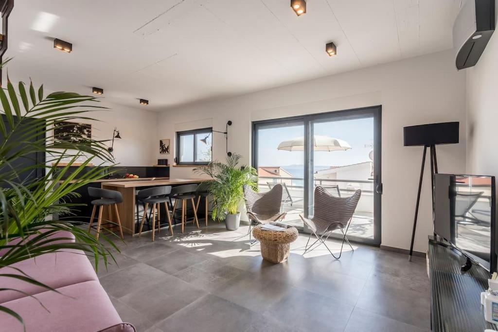 Holiday Home Lolina,Sea On A Palm! Heated Pool Trogir Exterior foto